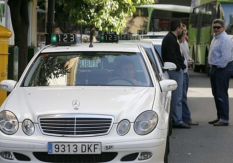 La Policía detiene a un hombre por agredir a un taxista de madrugada en Córdoba