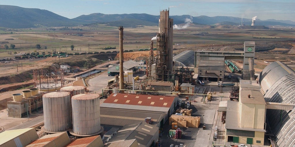 Una explosión en el exterior de la planta de amoniaco de Fertiberia en Puertollano provoca un incendio y causa heridas leves a un trabajador