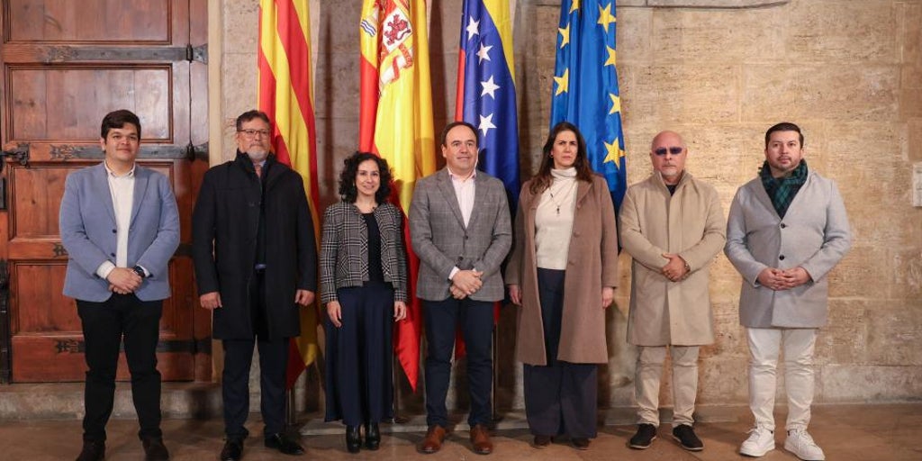 Venezolanos en Valencia trasladan a Llorca su «alegría» por la captura de Maduro y «preocupación» por la transición