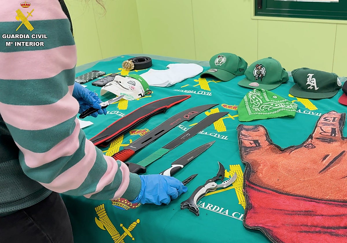 Armas blanca y prendas y objetos identificativos de los trinitarios incautadas por la Guardia Civil