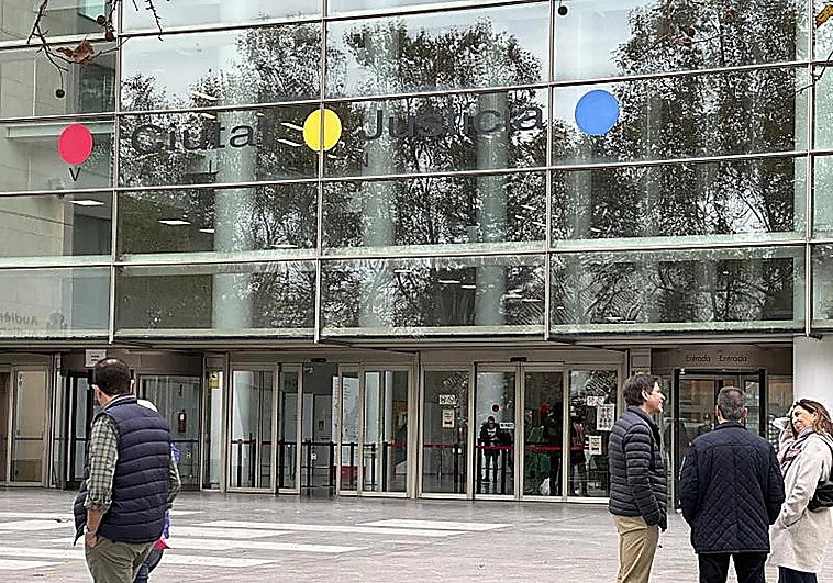 Juzgan a un hombre acusado de increpar a una mujer transexual en Valencia: «Vamos a pegarnos como hombres»