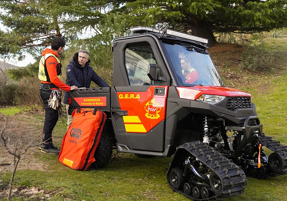 El consejero Novillo, en el Parque de Bomberos de Navacerrada, para comprobar el trabajo del Grupo Especial de Rescate en Altura (GERA)