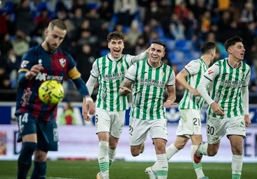 Remontada agónica del Córdoba CF en Huesca (1-2) que le deja a tiro de la zona de ascenso
