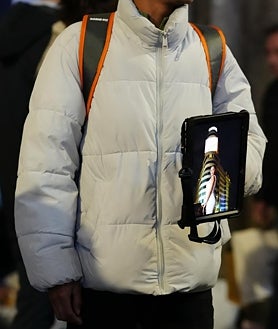 Imagem Secundária 2. Vários fotógrafos e seus assistentes trabalham em Callao durante o dia.