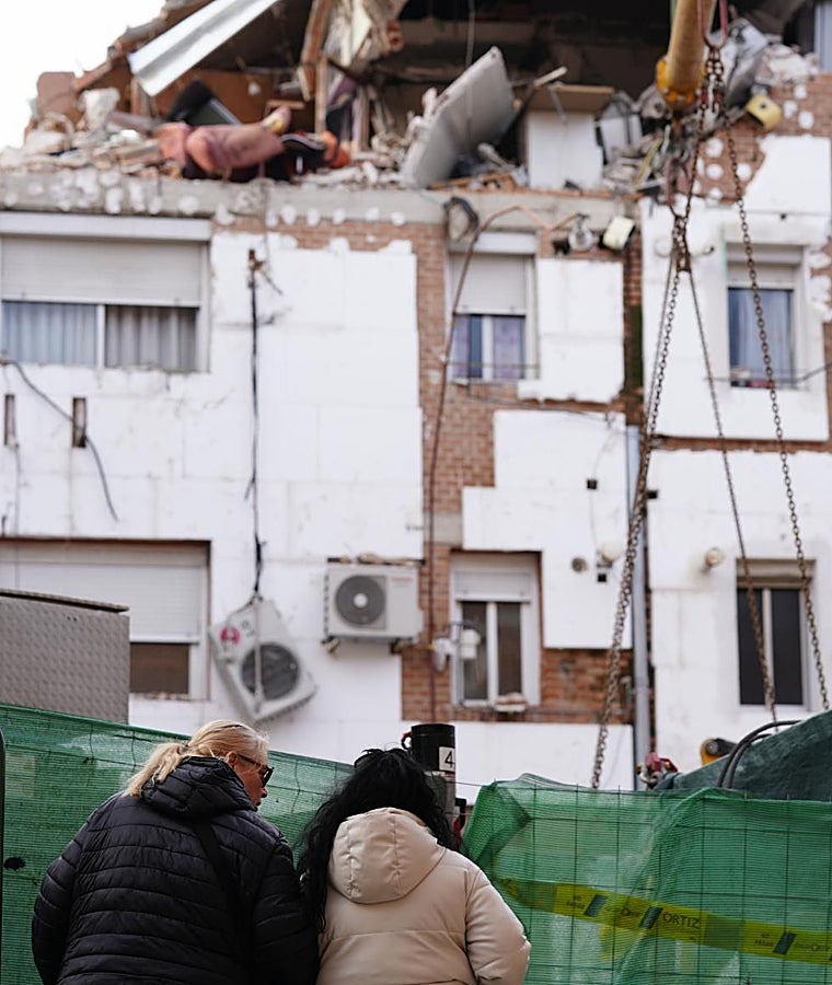 Parentes do falecido examinam o que resta do apartamento mais danificado pela explosão