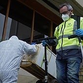 La basura acumulada impide sacar el cadáver de un hombre de su piso en La Coruña