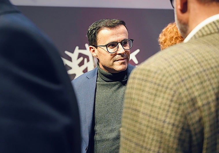 Las presiones internas y el augurio de un varapalo judicial marcan la renuncia de Gallardo al aforamiento