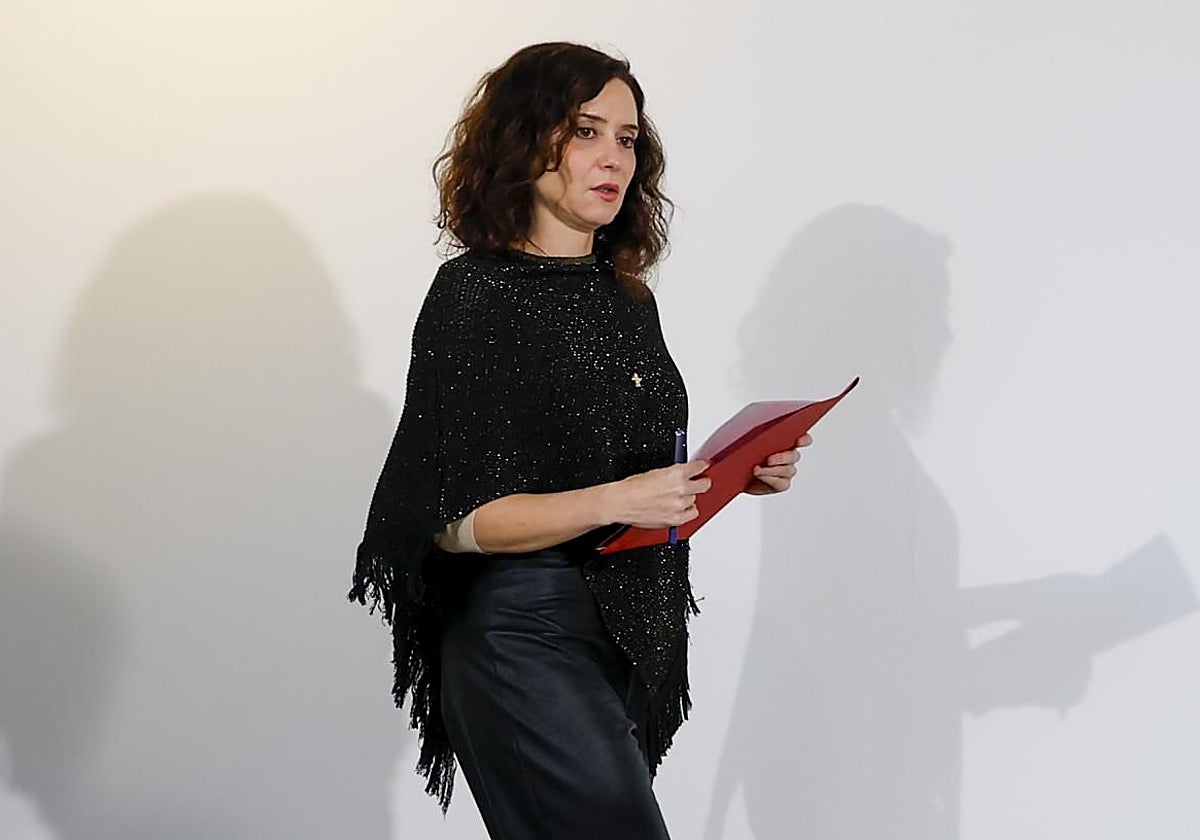 Ayuso rechaza sumarse al «linchamiento» de Julio Iglesias mientras Sánchez comete «corrupción de Estado»