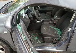 Así quedó uno de los vehículos en los que robaron la baliza V-16