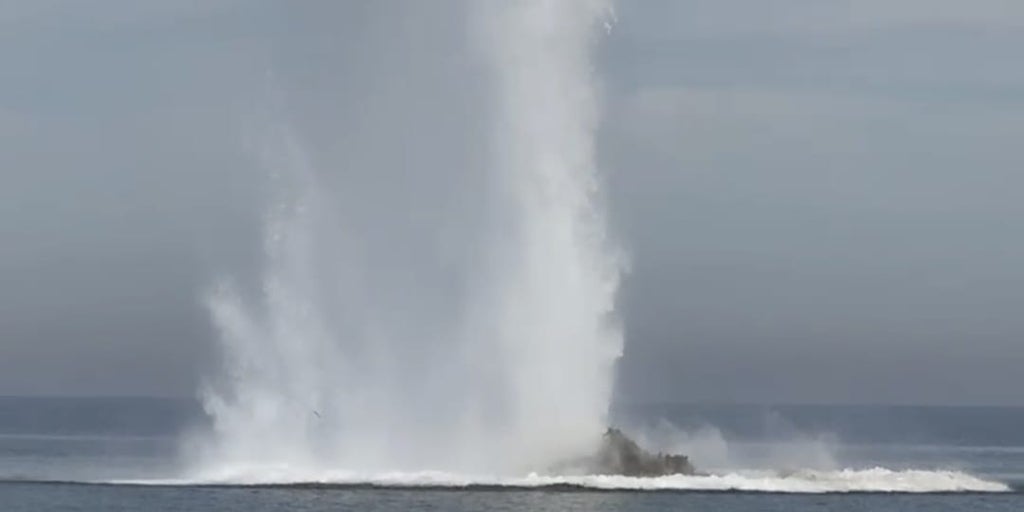 Buzos de la Armada detonan un obús de la Guerra Civil en una playa de Denia