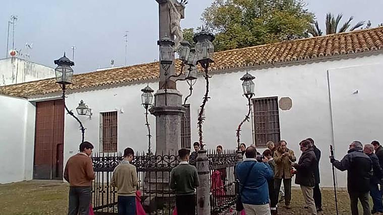 El emotivo inicio de temporada de los alumnos de la Escuela Taurina de Córdoba: ofrenda capote en mano al Cristo de los Faroles