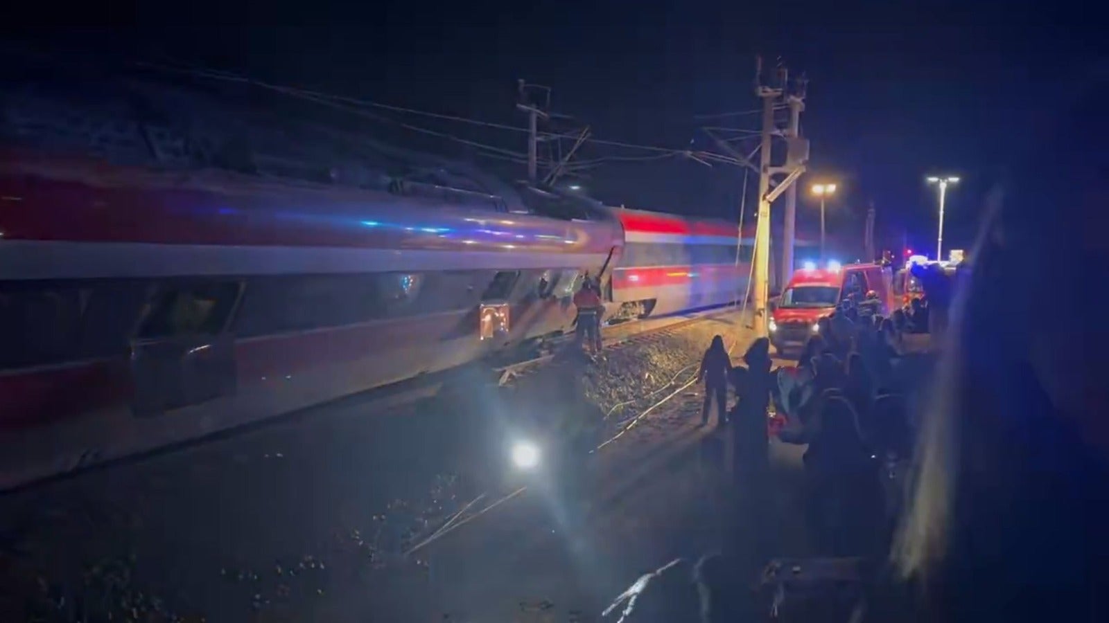 Descarrilamiento de dos trenes en Adamuz (Córdoba): muertos, heridos y  atrapados en el tren de Iryo y Alvia, en directo