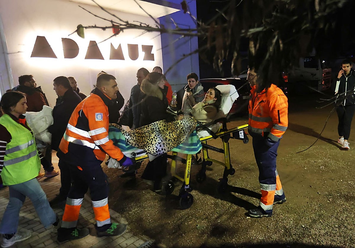 El pabellón municipal de Adamuz se convierte en el mortuorio del accidente de tren con al menos 21 fallecidos