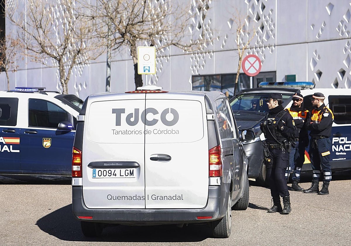 Uno de los vehículos de Tanatorios de Córdoba junto al IML de la Ciudad de la Justicia