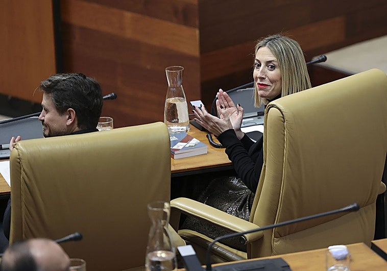 Guardiola evita dinamitar todos los puentes con Abascal en Extremadura y le da un puesto en la Mesa de la Asamblea