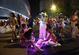 Fans de Karol G. a las puertas del Bernabéu durante el último concierto de la artista