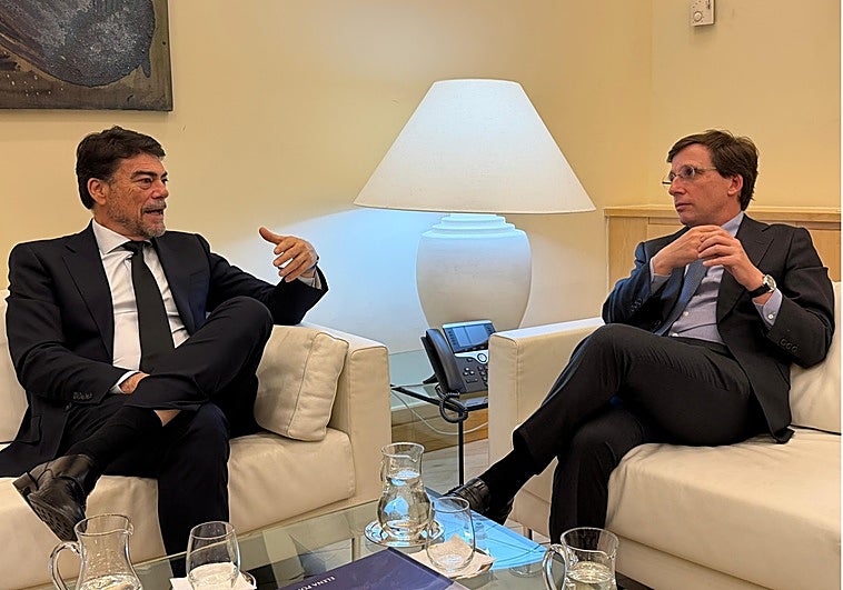 Los alcaldes de Alicante y Madrid comparten ideas para el desarrollo urbano de ambas ciudades con el foco en la vivienda