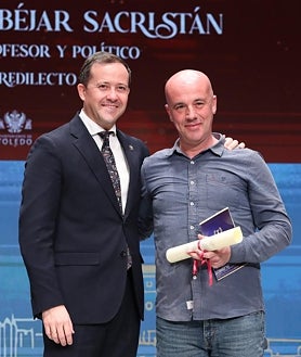 Imagen secundaria 2 - Francisco Cerro, Arzobispo de Toledo, recibe la medalla de oro que concede a la catedral el Ayuntamiento de Toledo con motivo de su octavo aniversario. La presidenta de la Cámara de Comercio, María Ángeles Martínez, recibió el título de 