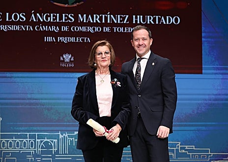 Imagen secundaria 1 - Francisco Cerro, Arzobispo de Toledo, recibe la medalla de oro que concede a la catedral el Ayuntamiento de Toledo con motivo de su octavo aniversario. La presidenta de la Cámara de Comercio, María Ángeles Martínez, recibió el título de “Hija Predilecta”, mientras que el hijo de Luis Béjar recibió este honor tras la muerte de su padre.