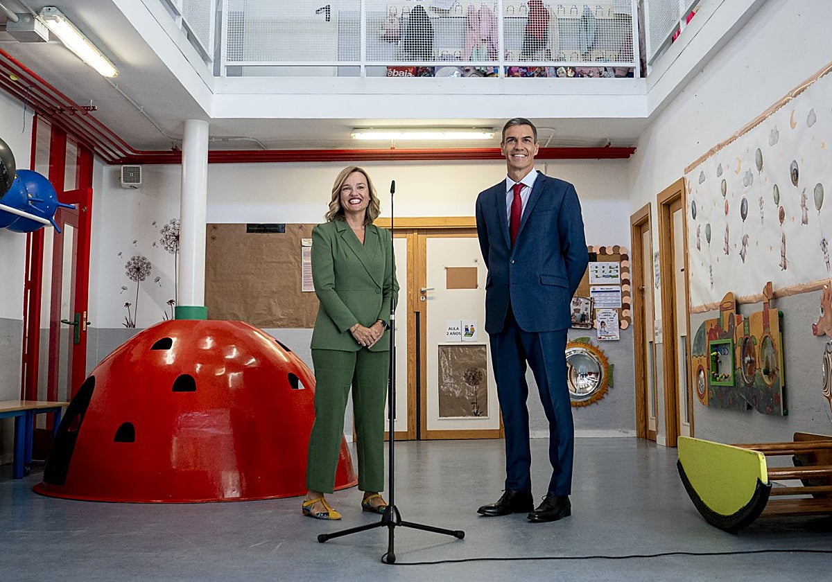 Pedro Sánchez y Pilar Alegría en un acto gubernamental