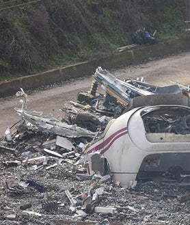 Imagem Secundária 2 - Guindastes retiraram sucata de Alvia que ainda estava na via expressa de Adamuz.