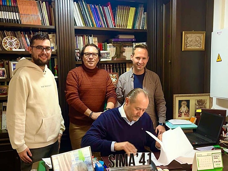 Jesús Rosado, sentado, firma el contrato ante José Juan Jiménez, Julio Ferreira y Francisco Carmona