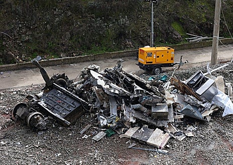 Imagem Secundária 1 - Guindastes retiraram sucata de Alvia que ainda estava na via expressa de Adamuz.