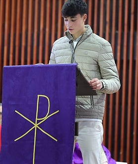 Imagem Secundária 2 – Cerca de 500 pessoas lotaram neste domingo a Arquibancada Municipal de Adamuza para a missa fúnebre das 45 pessoas mortas no acidente de trem de 18 de janeiro. A Eucaristia, presidida pelo Bispo de Córdoba, Jesus Fernández, foi cheia de emoção, grave silêncio e respeito, e contou com a presença de alguns dos vizinhos que ajudaram os feridos, bem como de numerosas autoridades, representantes de segurança e de ajuda.