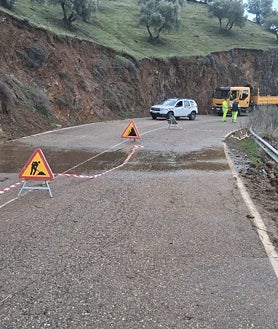 Imagem Secundária 2: Vento muito forte e chuva durante todo o dia de terça-feira em toda a província de Córdoba, que pegou mais de uma pessoa de surpresa. Turistas e pedestres em Córdoba tiveram que lidar com rajadas de vento de até 80 quilômetros por hora, e em áreas como Montilla, Montalban, Santaella, Montemayor, Villaralto ou Dos Torres, o tráfego de veículos foi difícil devido a algumas estradas secundárias.