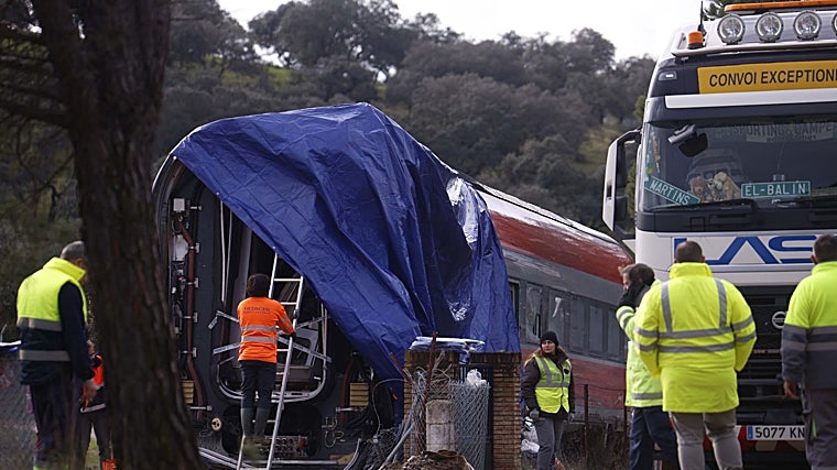 Trabajos de retirada de las vías de los vagones del Iryo, este sábado en Adamuz (Córdoba).