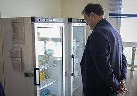 El consejero de Salud del Gobierno vasco, Alberto Martínez, durante una visita este martes al centro hospitalario de Agurain