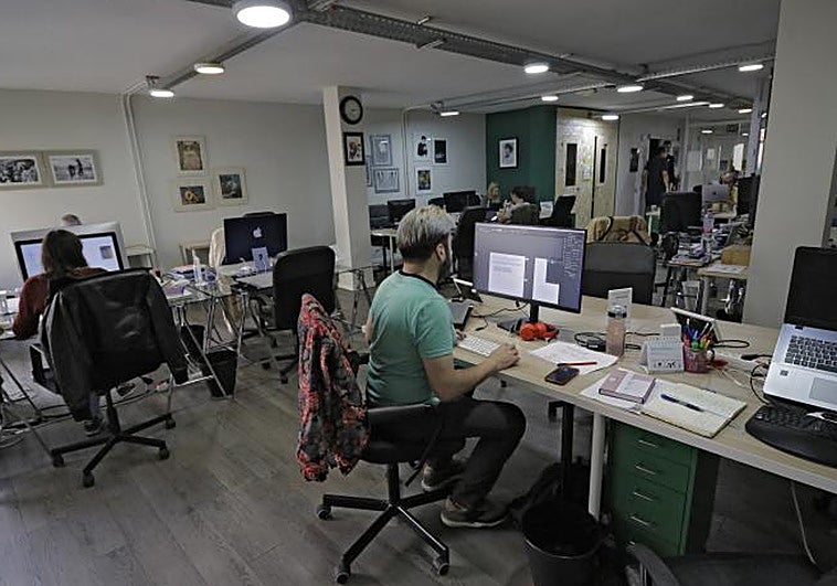 El «tecnoestrés» y otros males psicológicos disparan el absentismo laboral: un 325% más de bajas de jóvenes valencianos