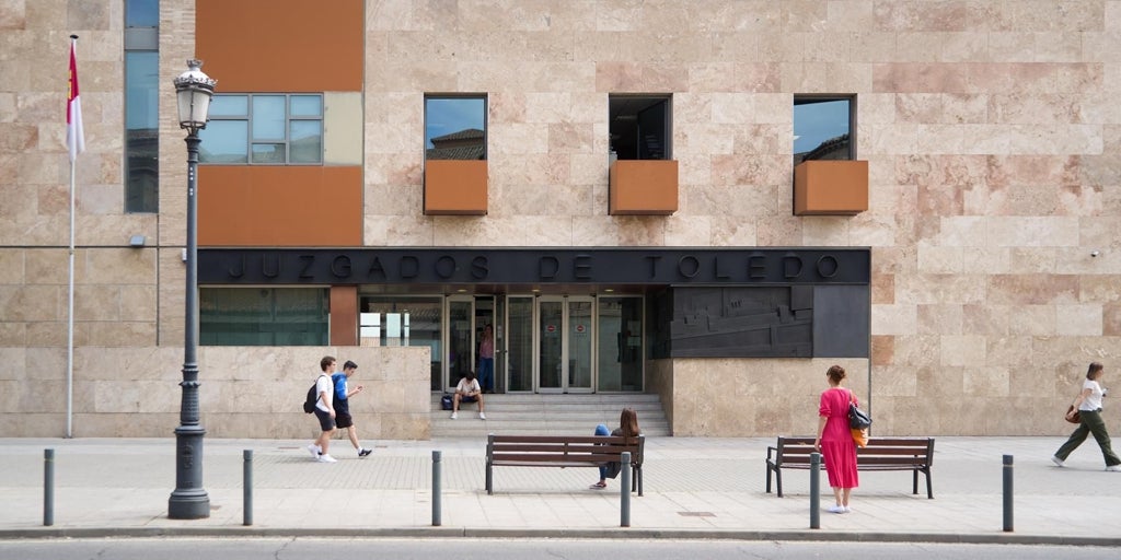 Las fuertes rachas de viento desprenden una chapa del tejado de los juzgados de Toledo