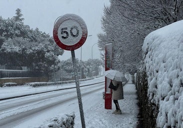 Carretera A-6 con vehículos atrapados por nieve