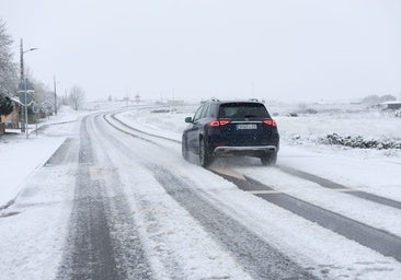 La nieve impide acudir a clase a 13.363 alumnos y embolsa camiones en nueve puntos de la red principal