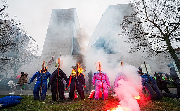 Imagen principal - Peleles ardiendo durante las protestas en Valladolid. Patatas derramadas en Zamora y columna de tractores en Burgos