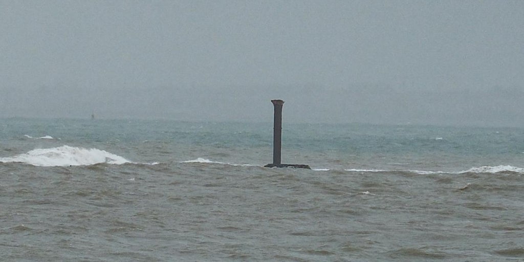 El viento derriba la imagen de la Virgen del Rosario en la bocana del puerto de Cádiz