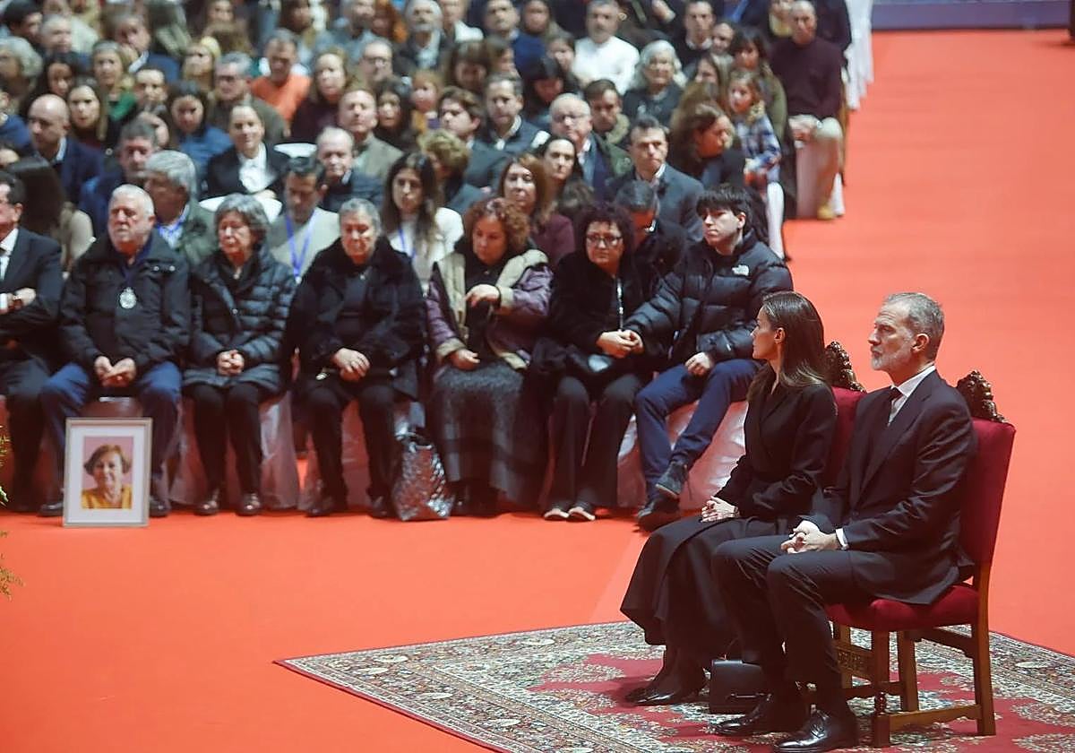 Los Reyes presiden el «único funeral por las víctimas de Adamuz que cabía  en Huelva»