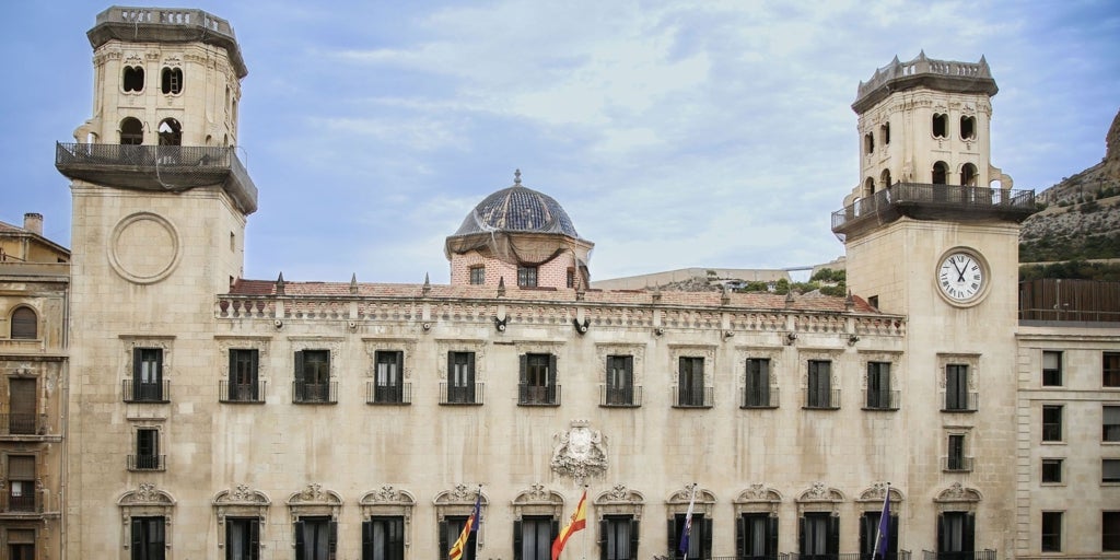 Dimite una alto cargo del Ayuntamiento de Alicante tras la polémica por las viviendas protegidas