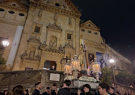 Imagen secundaria 1 - En la fotografía superior, Don Bosco llega a la parroquia de San Andrés, este jueves por la noche. Debajo a la izquierda, Don Bosco deja atrás la iglesia de los Trinitarios para acudir a San Lorenzo, el miércoles.  A la derecha, Don Bosco en el interior de la parroquia de los Trinitarios, el miércoles para el primer día de triduo 