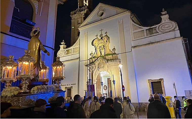 Imagen principal - En la fotografía superior, Don Bosco llega a la parroquia de San Andrés, este jueves por la noche. Debajo a la izquierda, Don Bosco deja atrás la iglesia de los Trinitarios para acudir a San Lorenzo, el miércoles.  A la derecha, Don Bosco en el interior de la parroquia de los Trinitarios, el miércoles para el primer día de triduo 