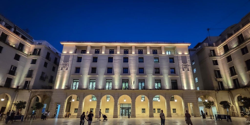 Juzgan a un policía nacional de Benidorm acusado de traficar con drogas y facilitar datos de otros narcotraficantes