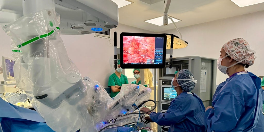 El Hospital Doctor Peset, primer centro de la Comunidad Valenciana en incorporar la cirugía robótica para tratar el cáncer de esófago
