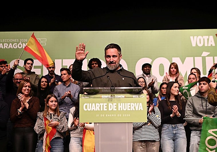 Abascal hace un paréntesis de la campaña en Aragón para presentar a Kast en Bruselas