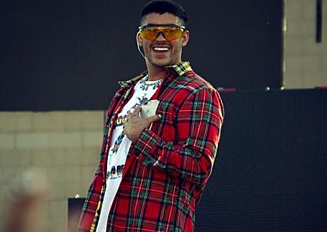 Imagen secundaria 1 - Varias imágenes de Bad Bunny en Puebla de la Calzada en 2018 y de Karol G en 2019