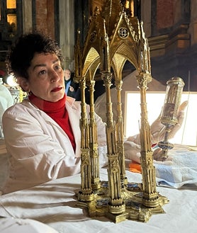 Imagem secundária 2. Acima destas linhas, alguns dos restauradores trabalham em diversas obras para a exposição Primada. 