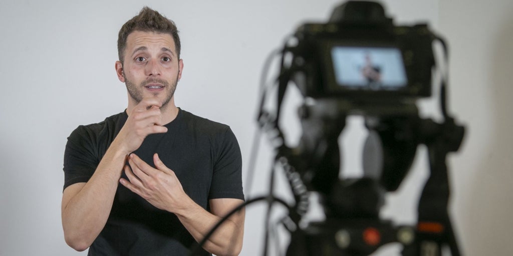 Las ruedas de prensa del Consejo de Gobierno de Castilla-La Mancha ya tienen un intérprete de la lengua de signos