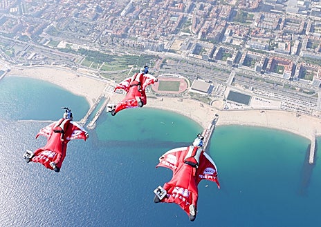 Imagen secundaria 1 - Arriba: Juan Manuel, Blanca y Armando Del Rey en el Corral de Moreria. A continuación se muestran saltos BASE y fotos de Armando con Carlos y Darío.