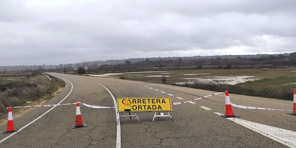 El desbordamiento de un arroyo provoca el corte de la CM-4114 a su paso por Malagón