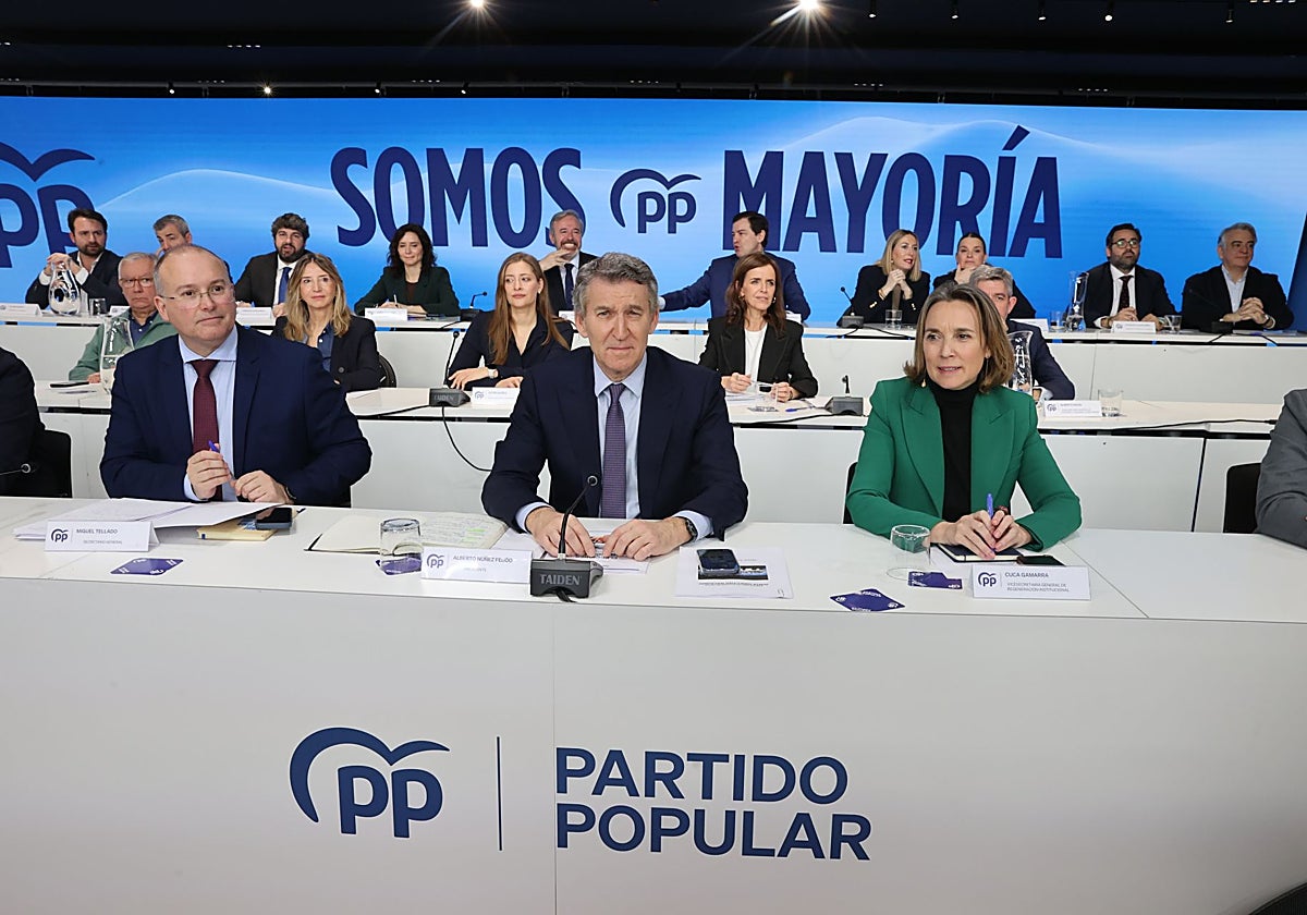 Feijóo asume un cambio de discurso y llama a la normalización de los pactos con Vox